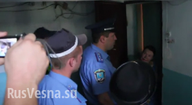 Николаев: националисты с милицией силой отобрали российский флаг у пожилой женщины и сожгли (видео)