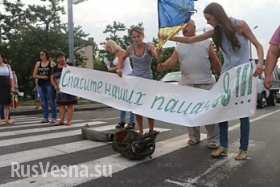 Пока матери десантников перекрывают центр города, в Николаеве сливают топливо с военных грузовиков