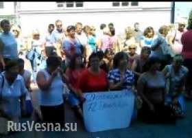 Матери и жены украинских военных, попавших в окружение, встали на колени перед Порошенко (видео, фото)