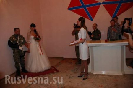 Первый брак Новороссии: автоматы, розы, Стрелков и Губарев на свадьбе у Моторолы и Елены (фото/видео лента)