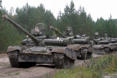 Колонна украинских танков на окраине Луганска