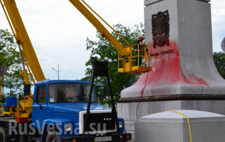 Сопротивление в Харькове: памятник Независимости Украины облит «кровавой» краской (фото)