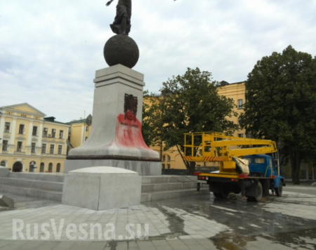 Сопротивление в Харькове: памятник Независимости Украины облит «кровавой» краской (фото)