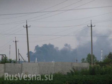 Российский НПЗ обстрелян украинскими войсками, над Лисичанском черный дым (видео)
