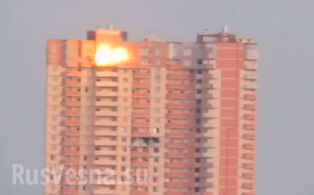 Видео попадания снарядов в многоэтажку в центре Луганска