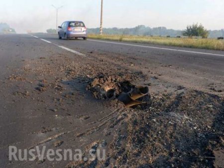 В результате ночного авиаудара по Донецку на дороге образовалась большая воронка
