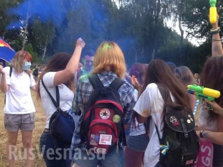 Фашизм побеждает там, где кончается совесть: в Киеве устроили праздник красок, на Донбассе льется кровь (фото, 18+)