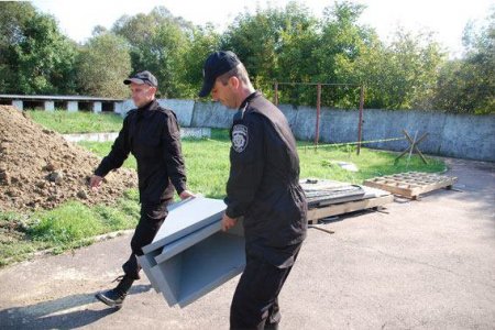 На Западной Украине уже наладили производство разборных блок-постов