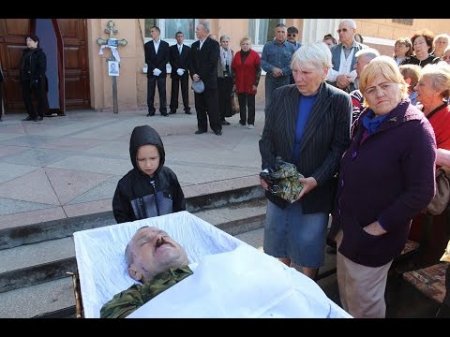 Похороны погибших ополченцев в Стаханове (ЛНР): проститься с павшими бойцами пришли люди со всего города