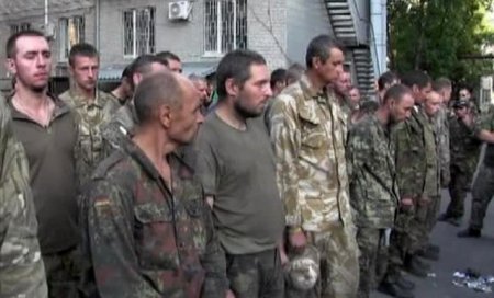 Ополченцы Донецкой народной республики ДНР и украинские силовики провели обмен пленными, ДНР передала 30 человек, а представители Киева 60