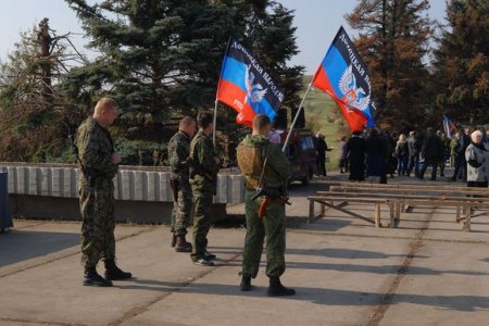 Церемония захоронения воинов, сражавшихся за Донбасс в 1943 и 2014