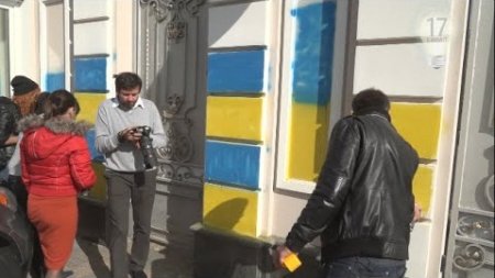 Журнлизды, покрасившие забор Порошенко, получили повестки добровольцами на ТО