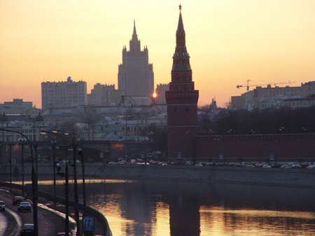 В Москве и других городах России прошли пикеты против выборов в Верховную Раду