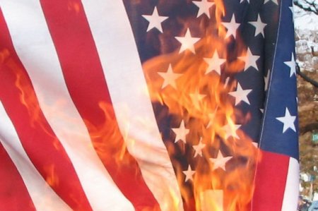 Во Львове бандеровцы жгут флаг США