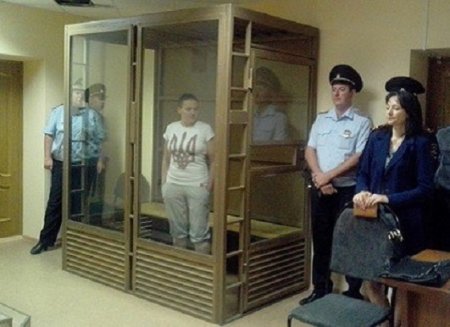 Украинская летчица Надежда Савченко впервые появилась в столичном суде
