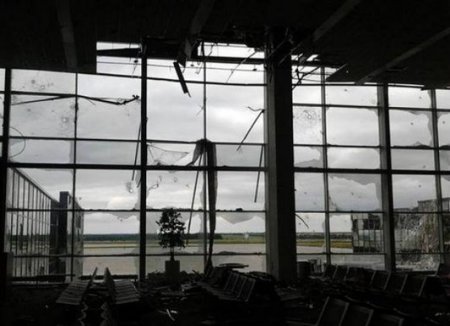 Захарченко попал под обстрел в аэропорту