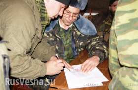 В Никишино бойцам выдали военные билеты армии ДНР (фото)