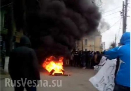 В Виннице активисты винницкого «майдана» жгли шины и растоптали портрет Порошенко (видео/фото)