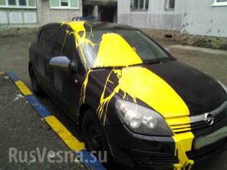 В Одессе облили краской машины с сине-жёлтыми флажками (фото)