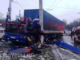 Краматорск: украинские военные снесли кабину у фуры в ДТП (ВИДЕО+ФОТО)