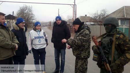 Наблюдатели ОБСЕ изучают информацию по обстрелу автобуса в Донбассе