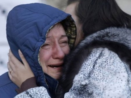 Мать силовика на коленях просила прощения у матерей погибших ополченцев