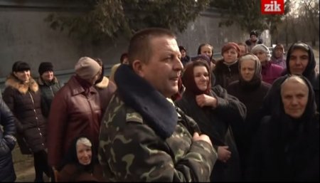 Жители села Остапье (Тернопольская обл.) выгоняют военкомов с территории