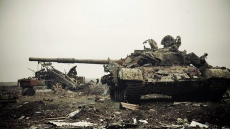 Украинские боевики героически спаслись бегством от собственного танка