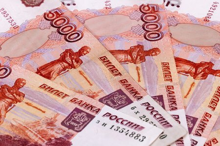 Зарплаты россиян призвали увеличить до ста тысяч