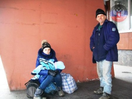 Беженцев из Углегорска и пригородов расселяют и снабжают продовольствием