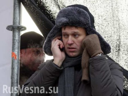 Москва в майдан не верит — назойливому блогеру Навальному швырнули в лицо листовку с информацией о предстоящем оппозиционном митинге