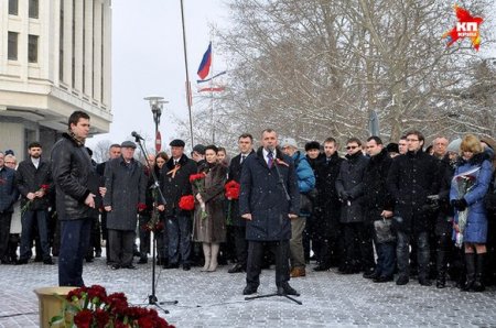 Крымчане возложили цветы к портретам убитых на Майдане «беркутовцев»