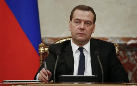 Медведев поручил Газпрому поставить газ на Донбасс
