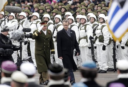 Пентагон устроил парад в 300 метрах от границы России (ФОТО)