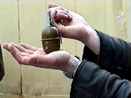 Во двор дома кураторы батальона «Кривбасс» неизвестные бросили две гранаты