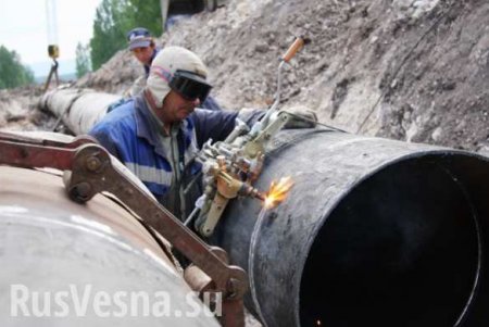 Рискуя жизнью, донбасские коммунальщики тушили пожары на газопроводах