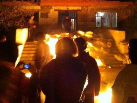 Константиновка: Казарма карателей в огне, в город прибыли "правосеки"