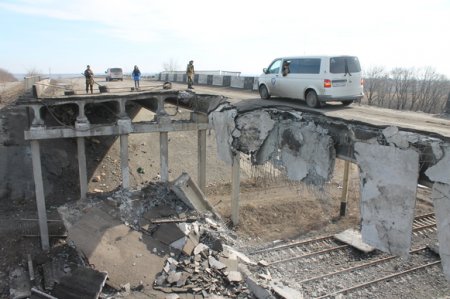 Сегодня будет достроена дорога Енакиево-Углегорск взамен разрушенного моста