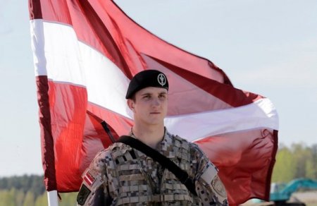 Латвия запугивает граждан предстоящей войной