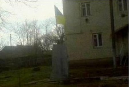 На Украине снесли памятник советскому разведчику времен ВОВ