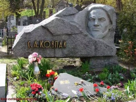Война с памятниками на Украине продолжается: могилу Ковпака осквернили в Киеве