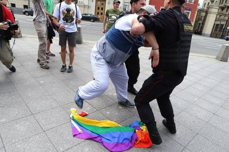 В Москве вновь прогнали "актив" гей-извращенцев