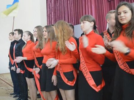 Ивано-Франковские выпускники на последнем звонке со сцены исполнили пеню "Я - бандеровец"
