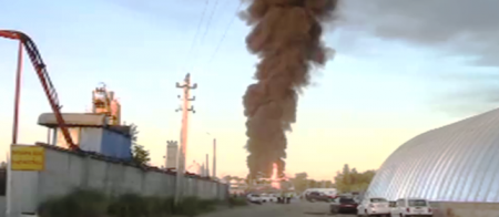 От пожара на нефтебазе под Киевом загорелся лес