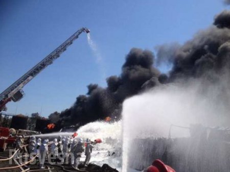 Пожар под Киевом: спасатели не послушались Авакова и стали тушить огонь пеной (+ФОТО)