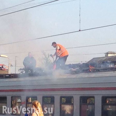 В подмосковном Раменском во время движения загорелась электричка, МЧС эвакуировали пассажиров (ФОТО)