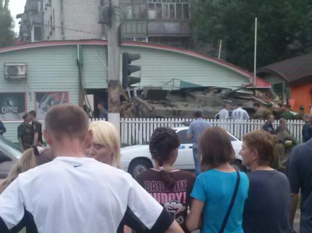 В Луганске расследуют ДТП по факту аварии с участием военных в квартале 50 лет Октября