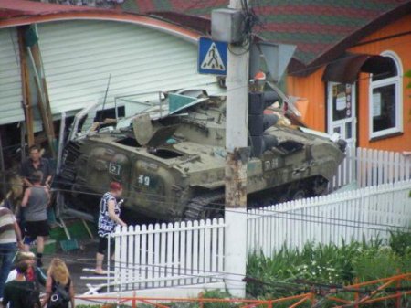 В Луганске расследуют ДТП по факту аварии с участием военных в квартале 50 лет Октября