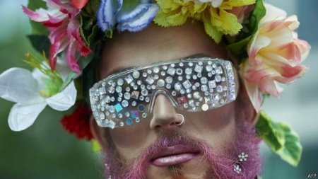 Участники крупнейшего в Европе Лондонского гей-парада назвали и показали Россию своим главным врагом (ФОТО, ВИДЕО)