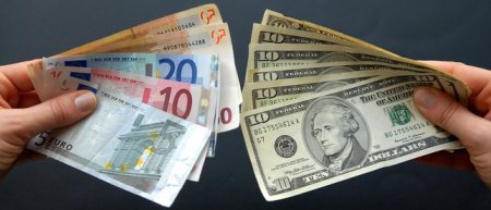 Эксперты: Уже осенью евро может сравняться с долларом
